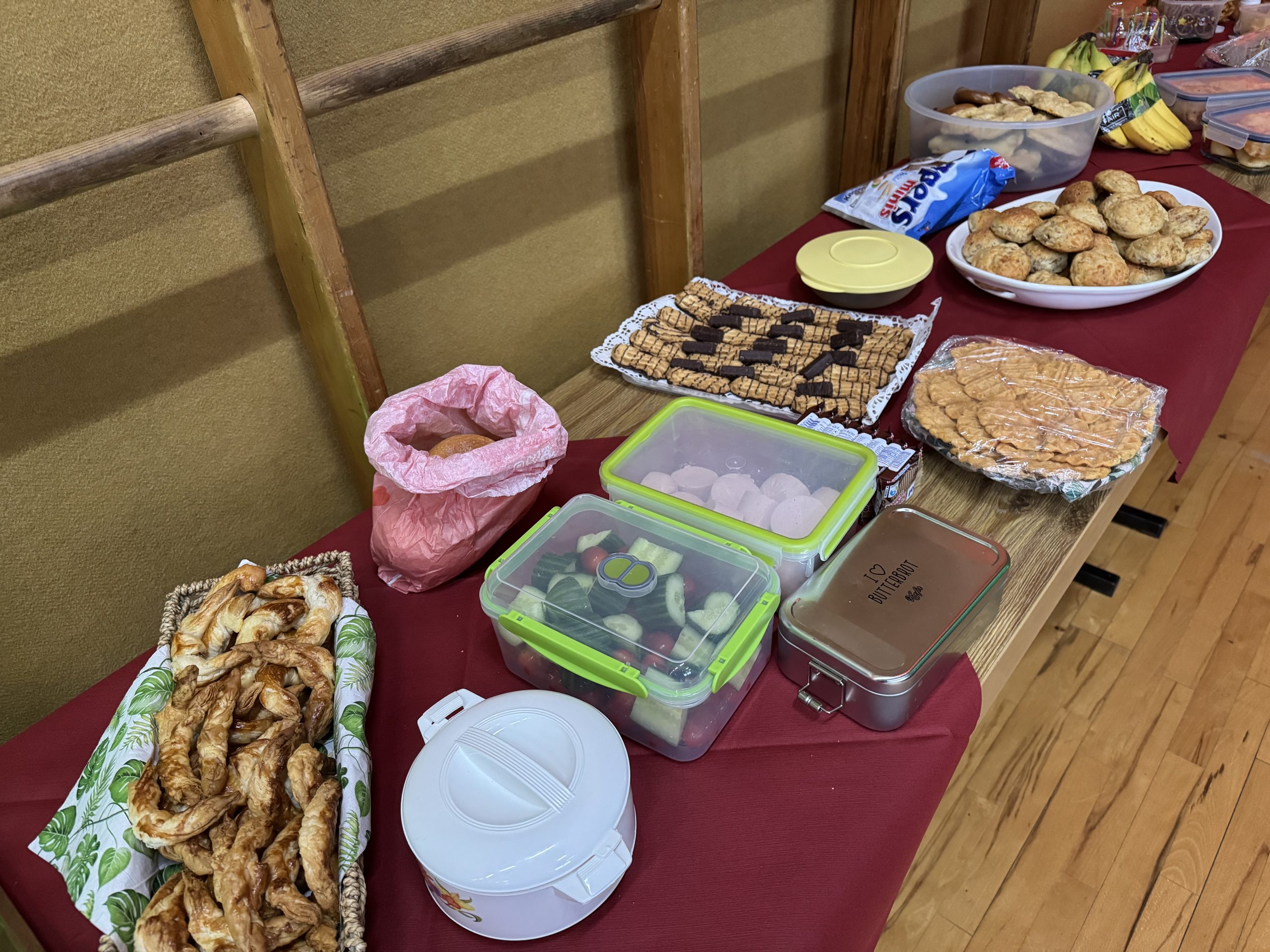 In der bunt beleuchteten Turnhalle des TV Ransbach wird Linedance getanzt.
