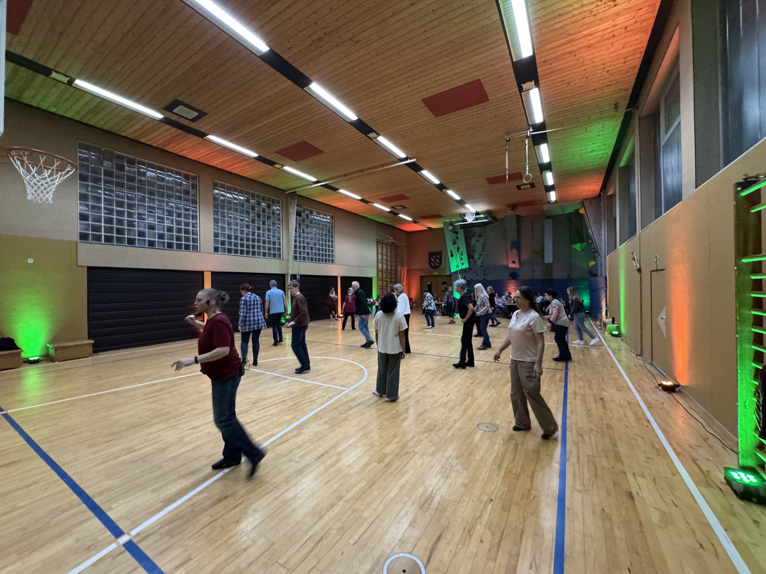 In der großen Turnhalle des TV Ransbach tanzen viele Leute Linedance bei einem Workshop.