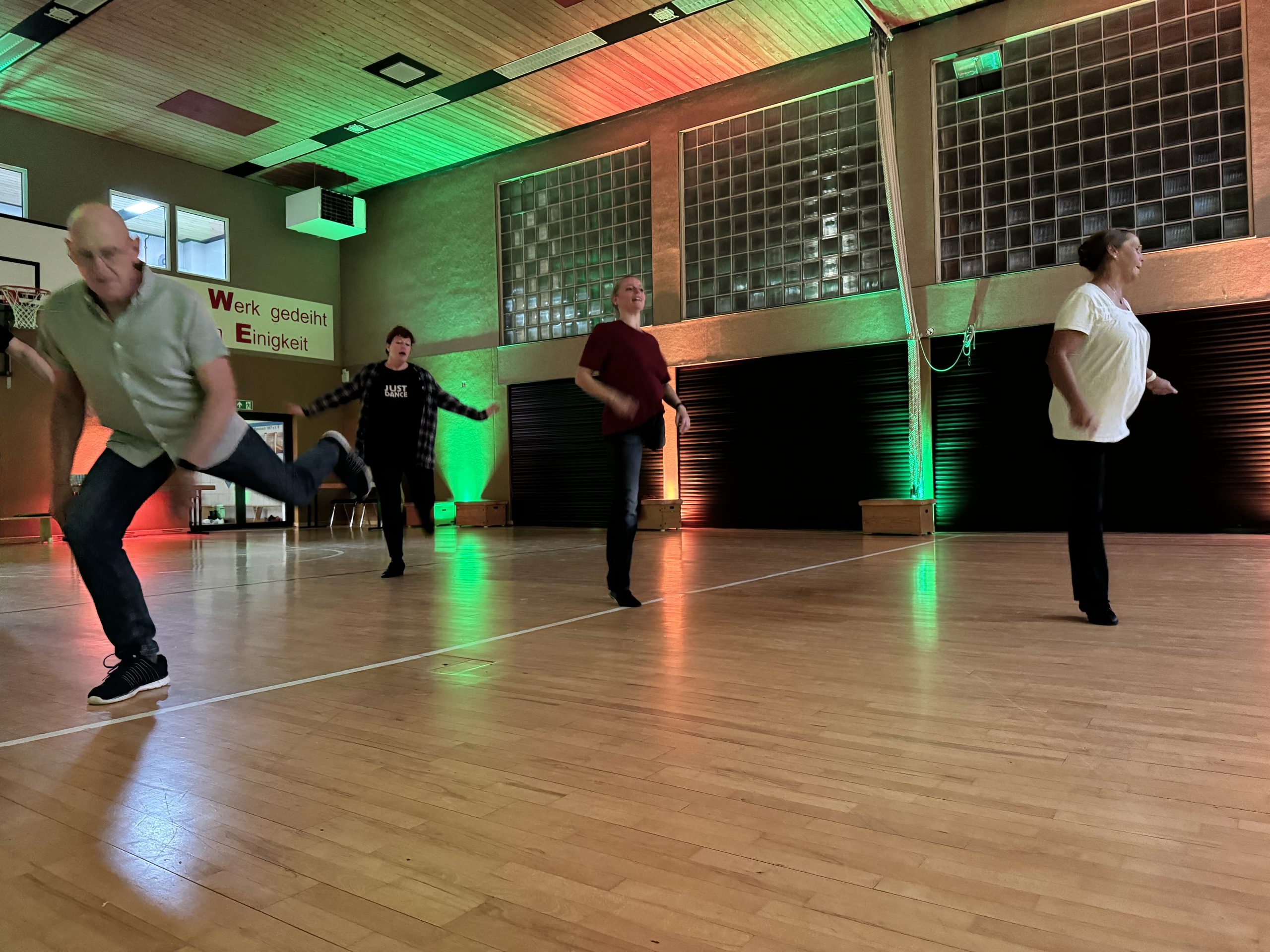 In der bunt beleuchteten Turnhalle des TV Ransbach wird Linedance getanzt.