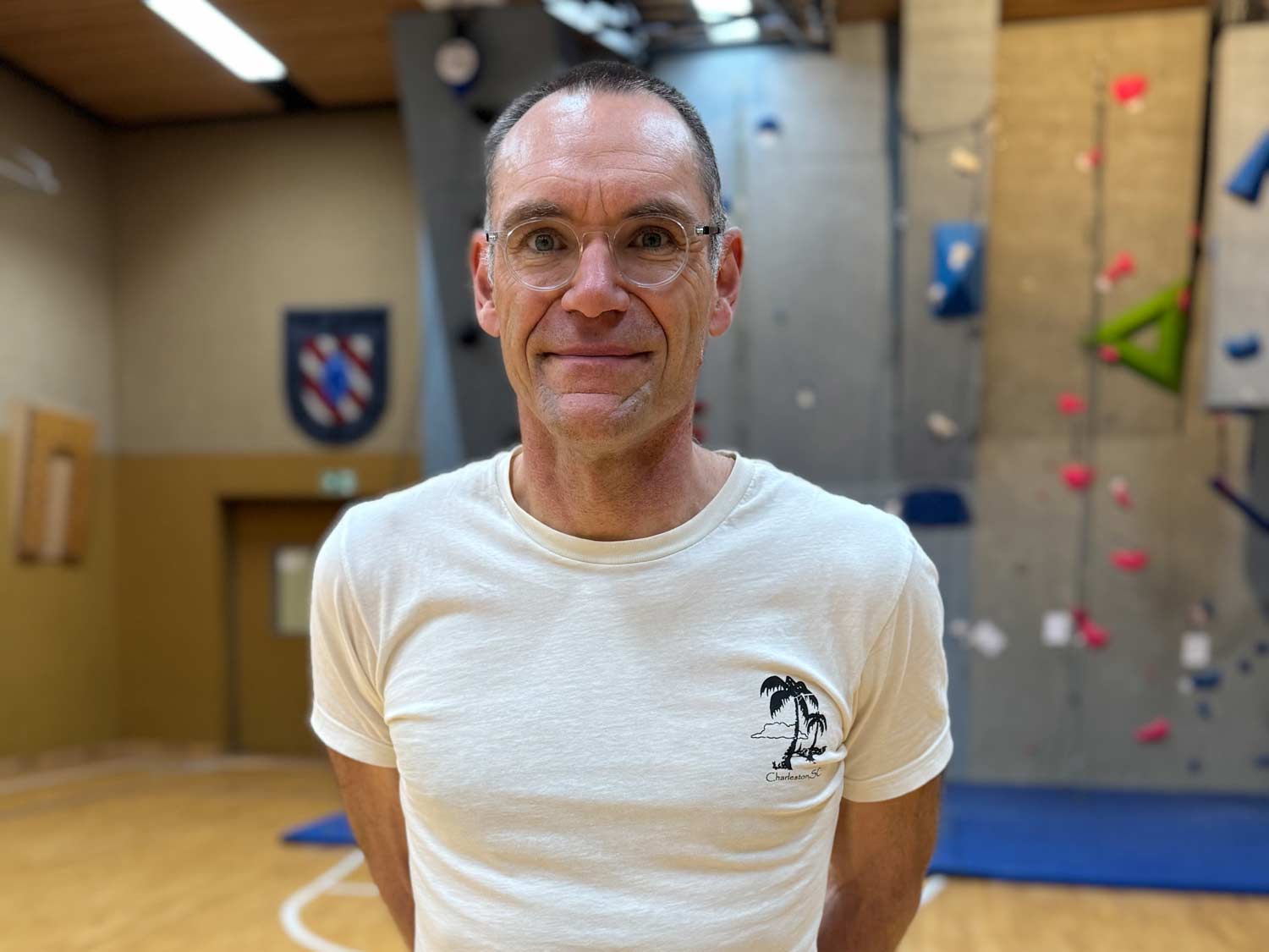 Uwe-Henning steht in der Turnhalle und ist nun Übungsleiter B Rehabilitation, Profil Orthopädie