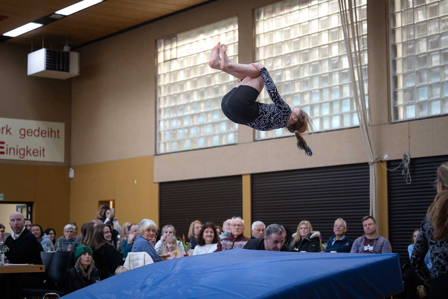 Turngruppenmitlgied während der Sprungvorführung beim Neujahrsempfang des TV Ransbach.
