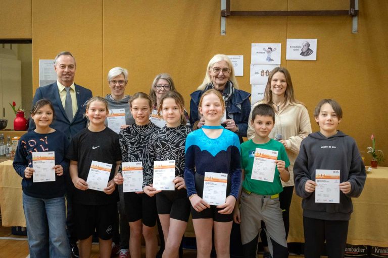 Sportabzeichenträger des TV Ransbach 2025 mit ihren Urkunden, Bürgermeister Michael Merz und Sportwartin Dagny Hilpert.