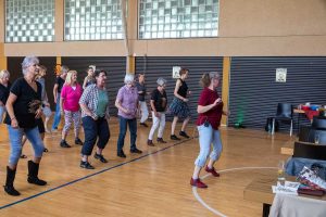 Linedance-Workshop unter der Leitung von Nicole Harz: Die Teilnehmer tanzen hinter ihr mit.