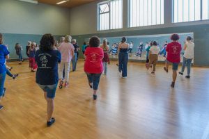 Teilnehmer des Linedance-Café während des Beginner-Workshop