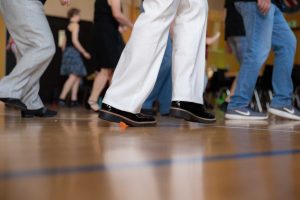 Tanzende Füße beim Linedance-Café