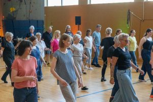 Konzentriertes Mitmachen zum Einstudieren der Linedance-Choreographie