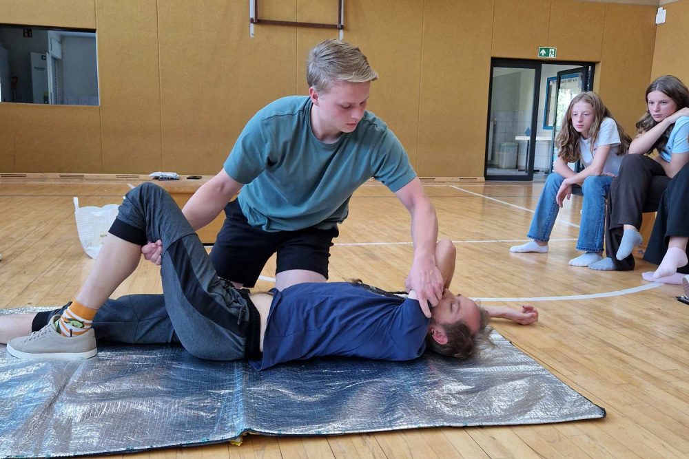 Übungsleiter während des Erste-Hilfe-Kurses in der Turnhalle beim TV Ransbach
